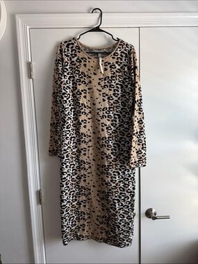 Leopard Print Long Sleeve Shift Dresa